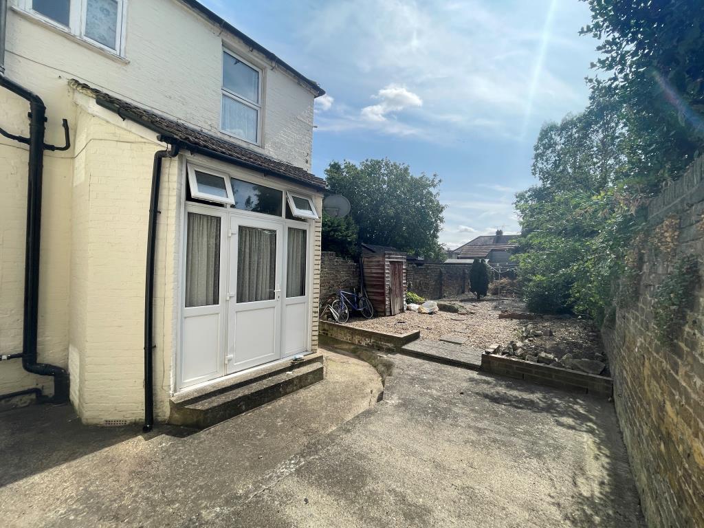 Lot: 94 - SEVEN-BEDROOM INVESTMENT OPPORTUNITY - Garden to rear